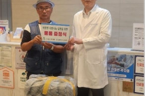 [251003] [고려방송] 사단법인 자평·㈜와이제이에프엔씨, 추석 맞아 양말 300켤레 기증